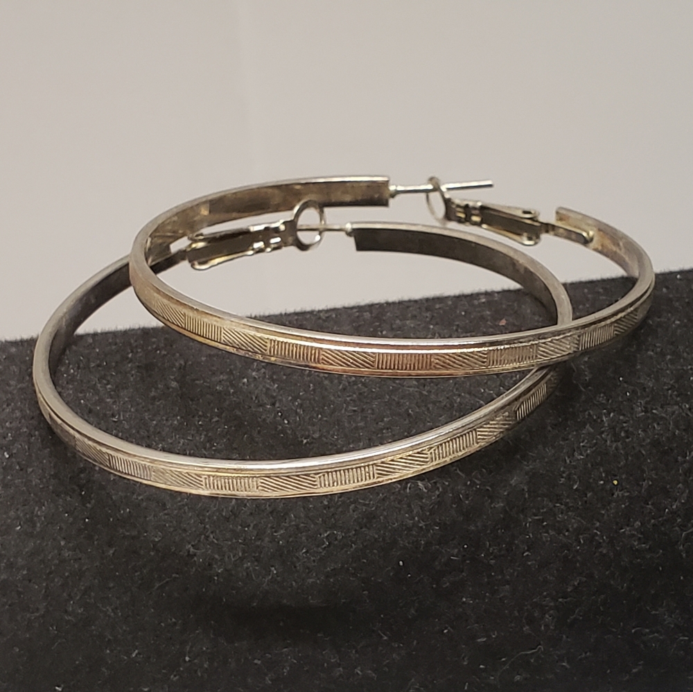 Vintage Silver Tone Textured Line Design Hoop Earrings Medium Hoops - Picture 7 of 7